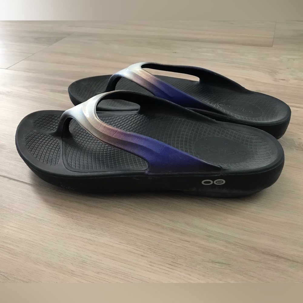 Oofos Gradient Black and Purple Sandals